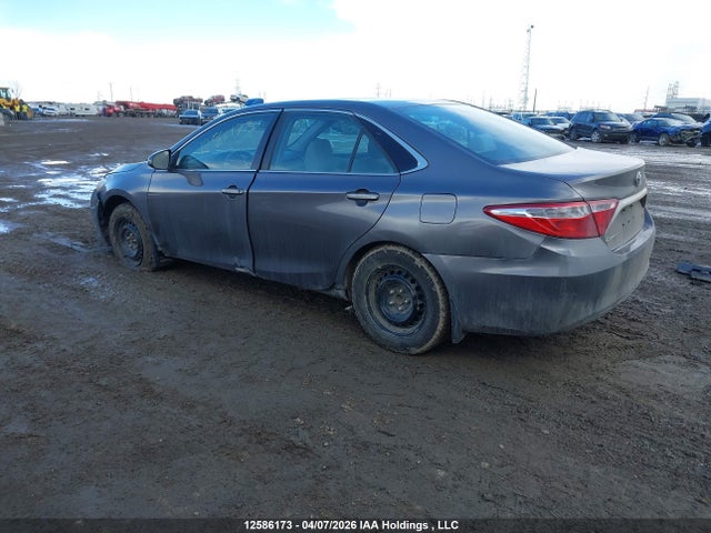 2015 Toyota Camry Le მანქანა იყიდება აუქციონზე, vin: 4T1BF1FK4FU011666, აუქციონის ნომერი: 12586173