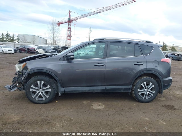 12586178 :رقم المزاد ، 2T3BFREV3HW625256 vin ، 2017 Toyota Rav4 Le مزاد بيع
