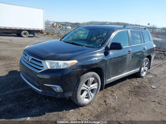 2013 Toyota Highlander Plus/se მანქანა იყიდება აუქციონზე, vin: 5TDBK3EH3DS229004, აუქციონის ნომერი: 12586380