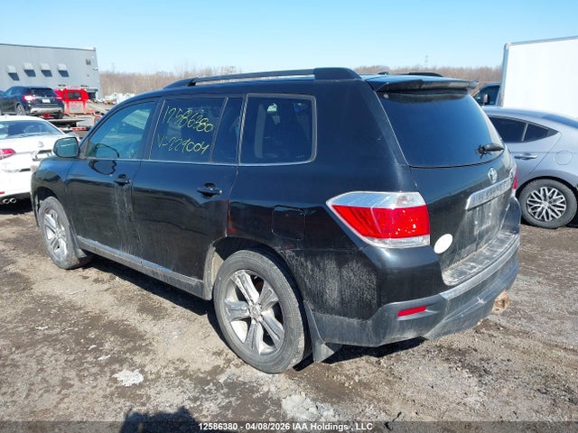 2013 Toyota Highlander Plus/se მანქანა იყიდება აუქციონზე, vin: 5TDBK3EH3DS229004, აუქციონის ნომერი: 12586380