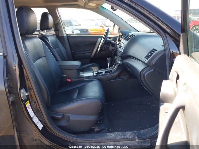 2013 Toyota Highlander Plus/se მანქანა იყიდება აუქციონზე, vin: 5TDBK3EH3DS229004, აუქციონის ნომერი: 12586380