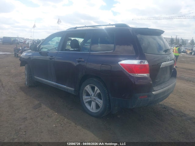 2013 Toyota Highlander Plus/se მანქანა იყიდება აუქციონზე, vin: 5TDBK3EH1DS195676, აუქციონის ნომერი: 12586728
