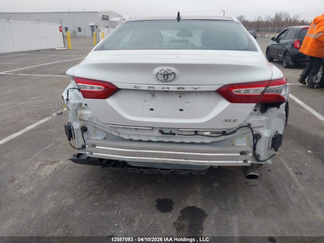 4T1B11HK6JU049663 Toyota CAMRY XLE