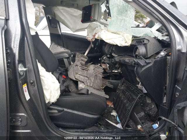 JTMRFREV3JJ736277 Toyota Rav4 Xle