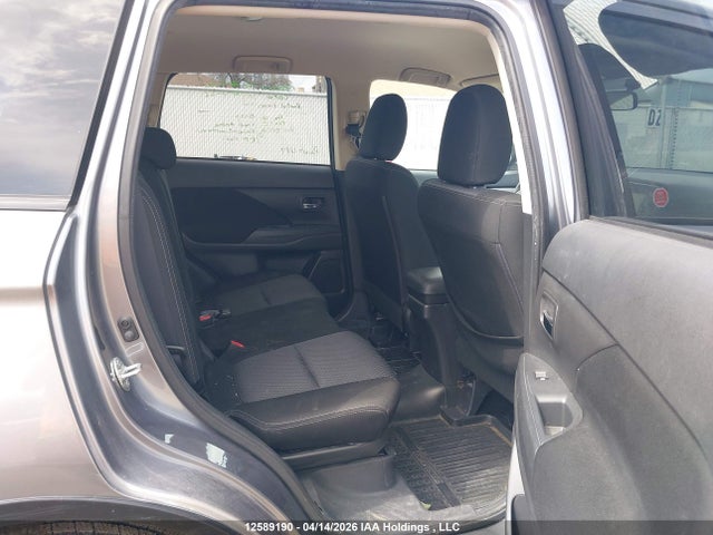 JA4AD2A38HZ605172 Mitsubishi Outlander Es