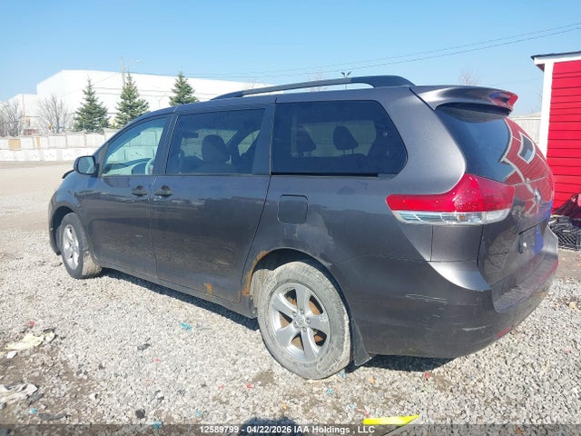 12589799 :رقم المزاد ، 5TDZK3DC2BS024825 vin ، 2011 Toyota Sienna V6 7 Passenger مزاد بيع