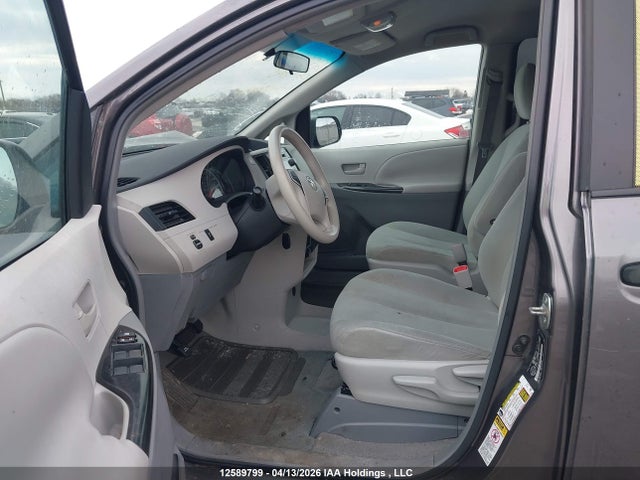 12589799 :رقم المزاد ، 5TDZK3DC2BS024825 vin ، 2011 Toyota Sienna V6 7 Passenger مزاد بيع