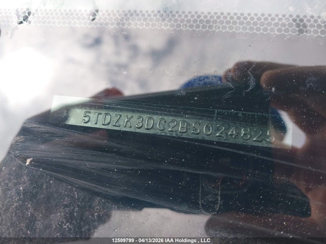 12589799 :رقم المزاد ، 5TDZK3DC2BS024825 vin ، 2011 Toyota Sienna V6 7 Passenger مزاد بيع