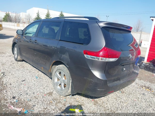 12589799 :رقم المزاد ، 5TDZK3DC2BS024825 vin ، 2011 Toyota Sienna V6 7 Passenger مزاد بيع