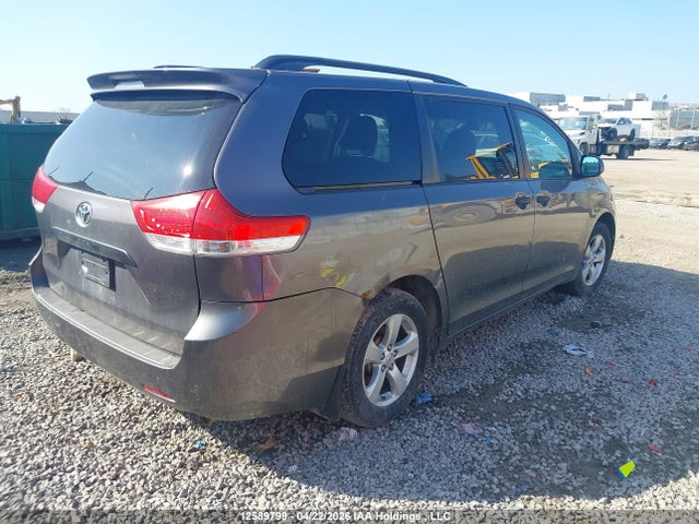 12589799 :رقم المزاد ، 5TDZK3DC2BS024825 vin ، 2011 Toyota Sienna V6 7 Passenger مزاد بيع