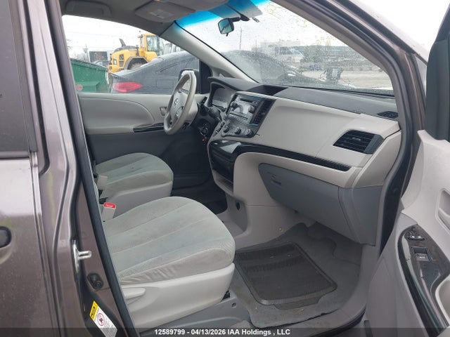 12589799 :رقم المزاد ، 5TDZK3DC2BS024825 vin ، 2011 Toyota Sienna V6 7 Passenger مزاد بيع