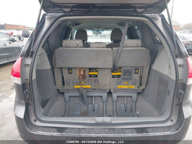 12589799 :رقم المزاد ، 5TDZK3DC2BS024825 vin ، 2011 Toyota Sienna V6 7 Passenger مزاد بيع