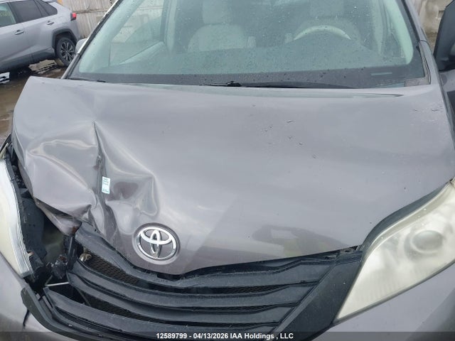 12589799 :رقم المزاد ، 5TDZK3DC2BS024825 vin ، 2011 Toyota Sienna V6 7 Passenger مزاد بيع