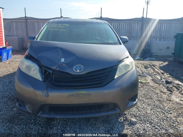 12589799 :رقم المزاد ، 5TDZK3DC2BS024825 vin ، 2011 Toyota Sienna V6 7 Passenger مزاد بيع