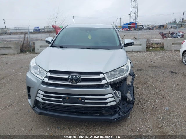 12590900 :رقم المزاد ، 5TDZZRFH9JS277100 vin ، 2018 Toyota Highlander Le مزاد بيع