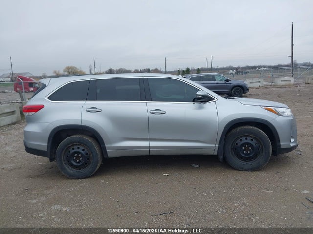 12590900 :رقم المزاد ، 5TDZZRFH9JS277100 vin ، 2018 Toyota Highlander Le مزاد بيع