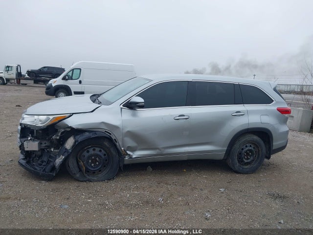 12590900 :رقم المزاد ، 5TDZZRFH9JS277100 vin ، 2018 Toyota Highlander Le مزاد بيع