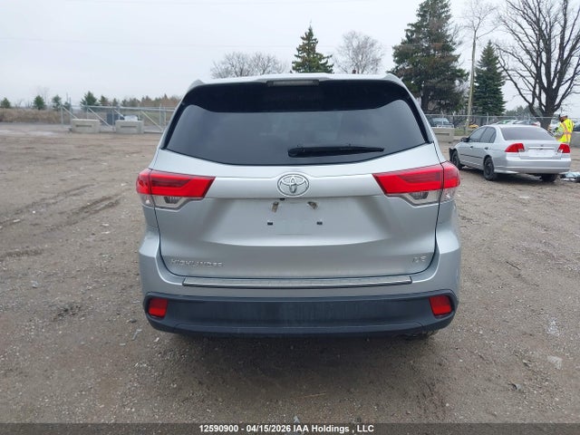 12590900 :رقم المزاد ، 5TDZZRFH9JS277100 vin ، 2018 Toyota Highlander Le مزاد بيع