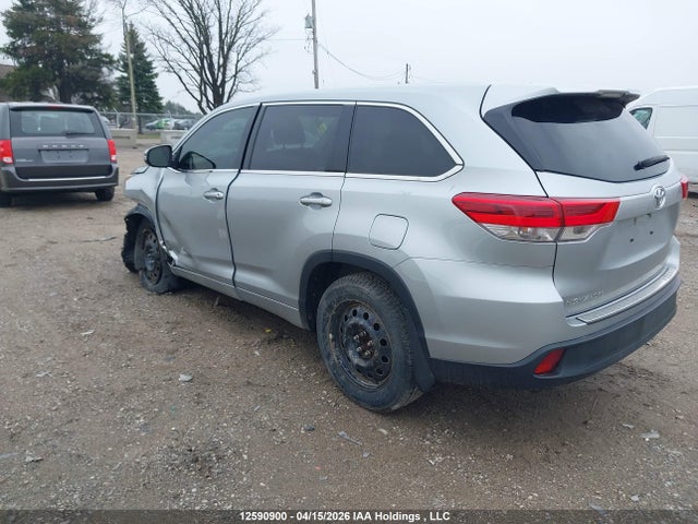 12590900 :رقم المزاد ، 5TDZZRFH9JS277100 vin ، 2018 Toyota Highlander Le مزاد بيع
