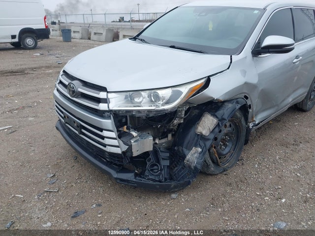 12590900 :رقم المزاد ، 5TDZZRFH9JS277100 vin ، 2018 Toyota Highlander Le مزاد بيع