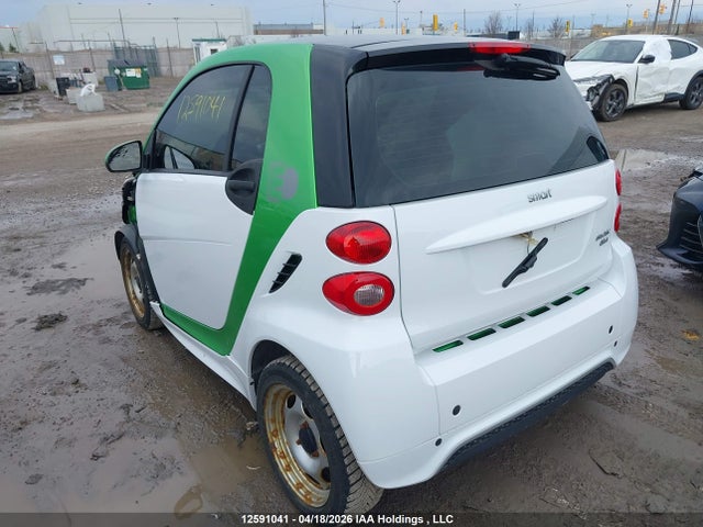 Продаж на аукціоні авто 2015 Smart Fortwo Electric Drive Passion, vin: WMEEJ9AA5FK834598, номер лоту: 12591041