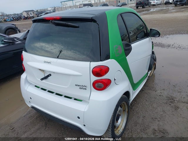 Продаж на аукціоні авто 2015 Smart Fortwo Electric Drive Passion, vin: WMEEJ9AA5FK834598, номер лоту: 12591041