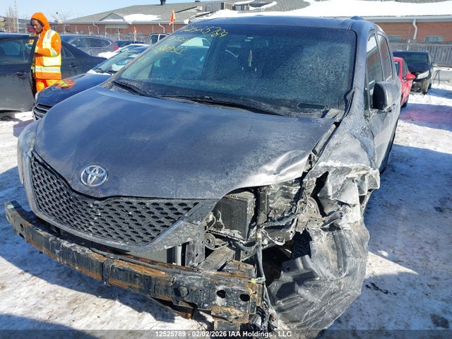 5TDXZ3DC8HS849313 Toyota Sienna Se 8 Passenger