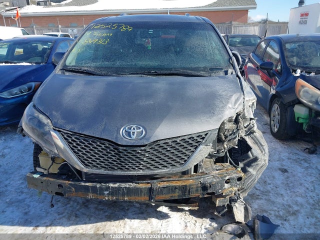 5TDXZ3DC8HS849313 Toyota Sienna Se 8 Passenger