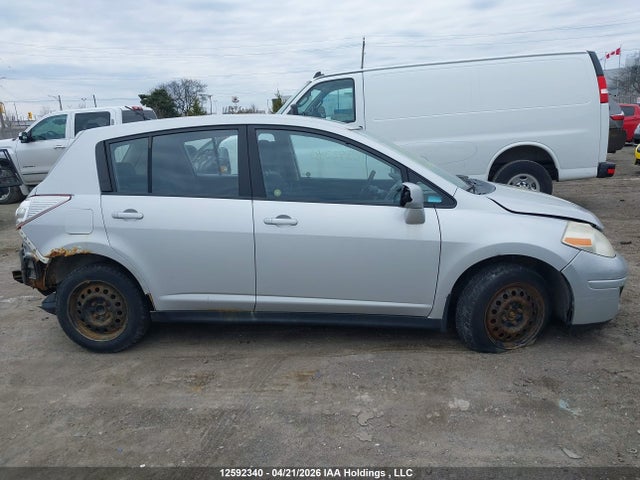 2008 Nissan Versa 1.8s მანქანა იყიდება აუქციონზე, vin: 3N1BC13E98L366988, აუქციონის ნომერი: 12592340