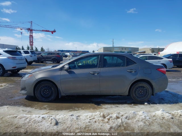 12592482 :رقم المزاد ، 2T1BURHE9JC038741 vin ، 2018 Toyota Corolla Le مزاد بيع