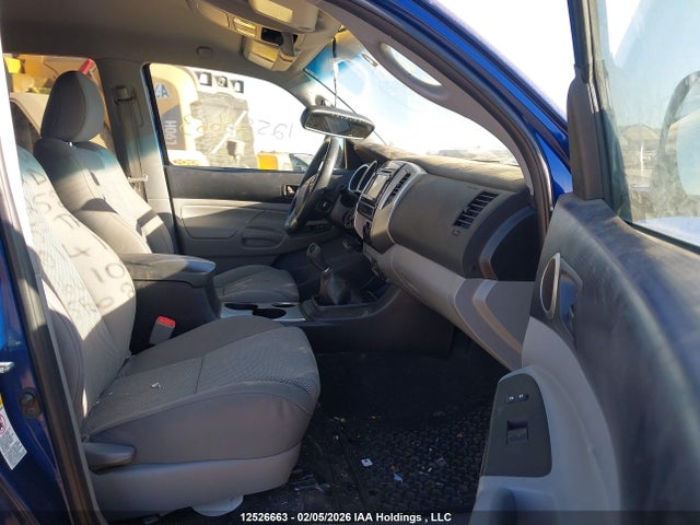 2015 Toyota Tacoma V6 მანქანა იყიდება აუქციონზე, vin: 5TFLU4EN5FX141496, აუქციონის ნომერი: 12526663