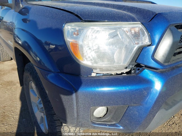 2015 Toyota Tacoma V6 მანქანა იყიდება აუქციონზე, vin: 5TFLU4EN5FX141496, აუქციონის ნომერი: 12526663