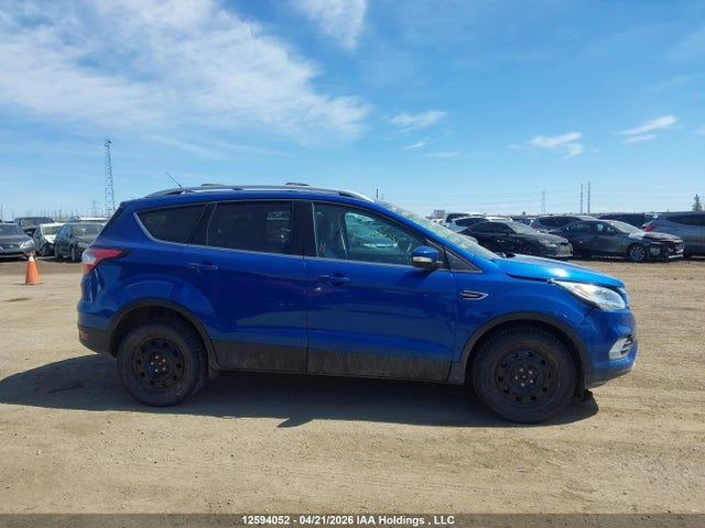 1FMCU9J95HUE80300 Ford Escape Titanium