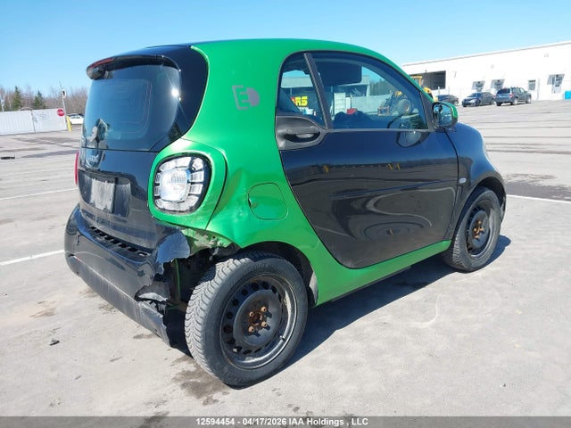 Продаж на аукціоні авто 2017 Smart Fortwo Electric Drive Passion, vin: WMEFJ9BA7HK236034, номер лоту: 12594454