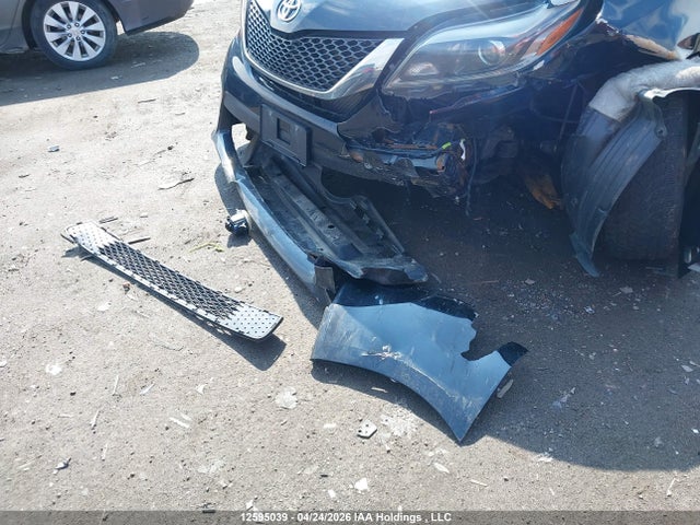 2015 Toyota Sienna Se 8 Passenger მანქანა იყიდება აუქციონზე, vin: 5TDXK3DC4FS533151, აუქციონის ნომერი: 12595039