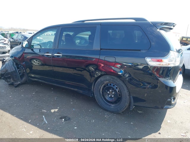 2015 Toyota Sienna Se 8 Passenger მანქანა იყიდება აუქციონზე, vin: 5TDXK3DC4FS533151, აუქციონის ნომერი: 12595039
