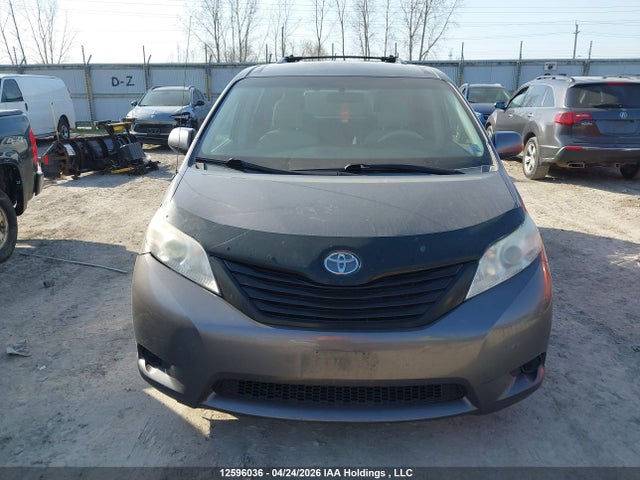 12596036 :رقم المزاد ، 5TDZK3DC2DS289652 vin ، 2013 Toyota Sienna مزاد بيع
