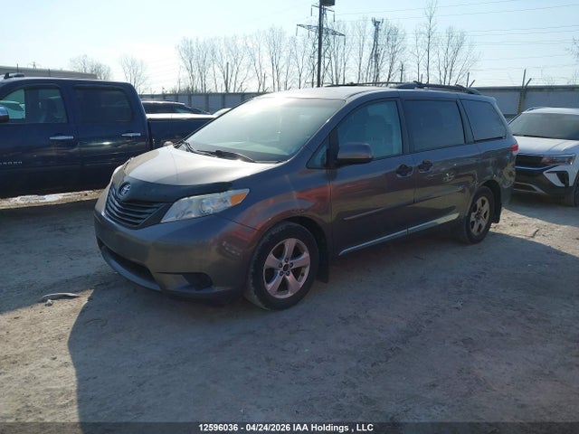 12596036 :رقم المزاد ، 5TDZK3DC2DS289652 vin ، 2013 Toyota Sienna مزاد بيع