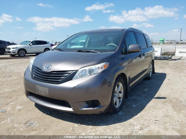 12596307 :رقم المزاد ، 5TDZK3DC7CS237111 vin ، 2012 Toyota Sienna مزاد بيع