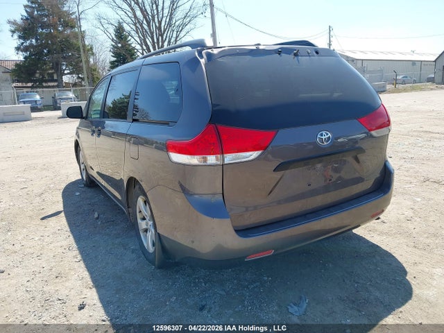 12596307 :رقم المزاد ، 5TDZK3DC7CS237111 vin ، 2012 Toyota Sienna مزاد بيع