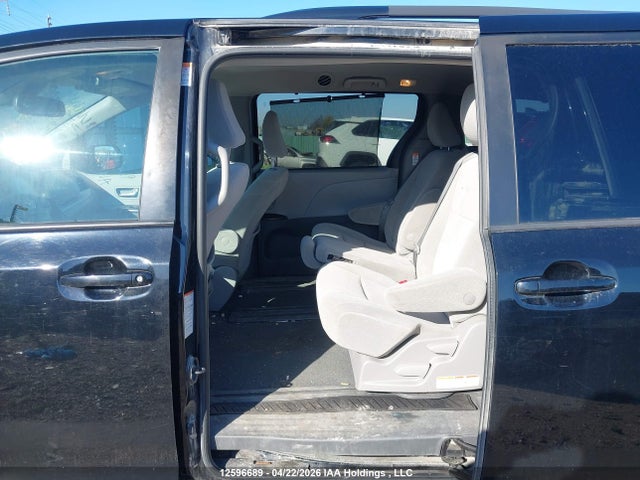 5TDKZ3DC3KS994499 Toyota SIENNA LE