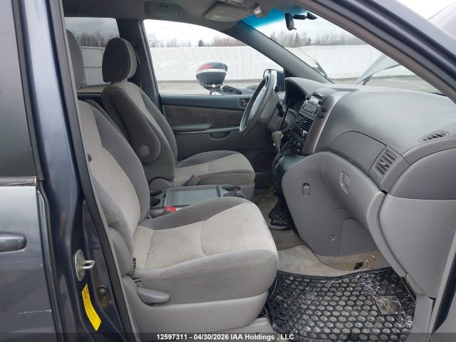 2010 Toyota Sienna Ce/le მანქანა იყიდება აუქციონზე, vin: 5TDKK4CCXAS310932, აუქციონის ნომერი: 12597311