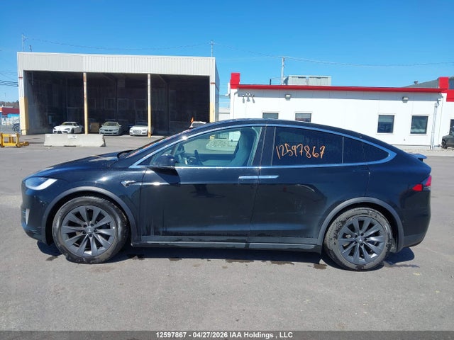 12597867 :رقم المزاد ، 5YJXCBE2XJF137140 vin ، 2018 Tesla Model X مزاد بيع