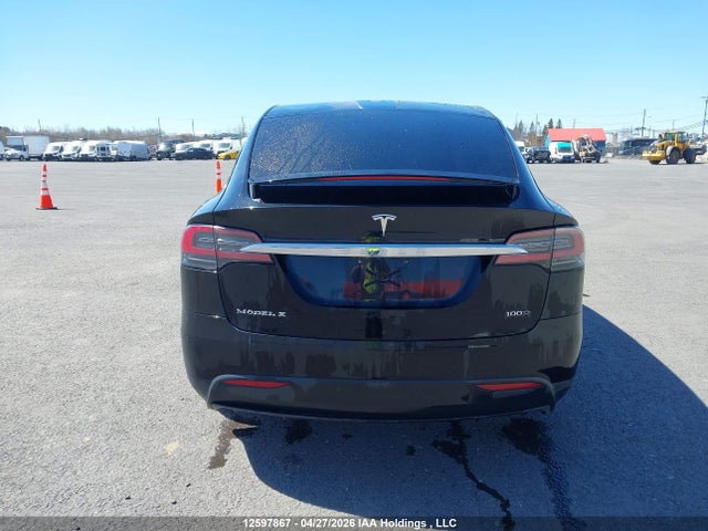 12597867 :رقم المزاد ، 5YJXCBE2XJF137140 vin ، 2018 Tesla Model X مزاد بيع