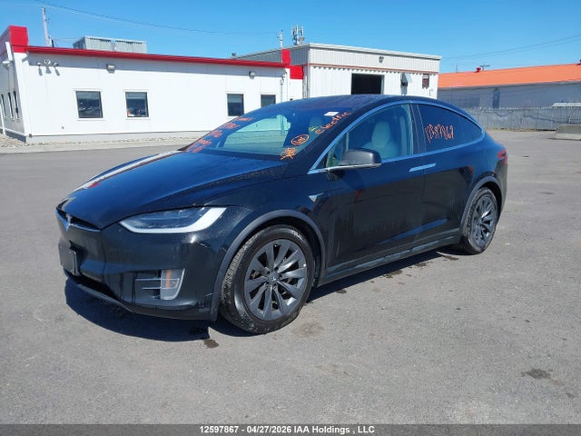 12597867 :رقم المزاد ، 5YJXCBE2XJF137140 vin ، 2018 Tesla Model X مزاد بيع