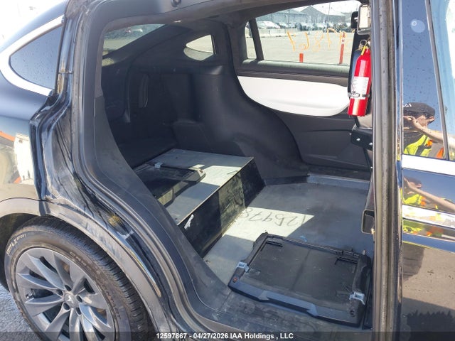 12597867 :رقم المزاد ، 5YJXCBE2XJF137140 vin ، 2018 Tesla Model X مزاد بيع