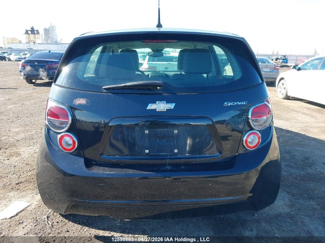 12598883 :رقم المزاد ، 1G1JA6EH0D4226081 vin ، 2013 Chevrolet Sonic Ls مزاد بيع