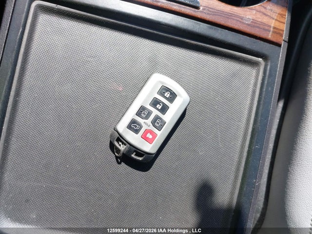 5TDDK3DC8FS104680 Toyota Sienna Xle/limited