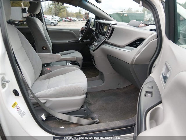 12599278 :رقم المزاد ، 5TDKK3DC7GS702042 vin ، 2016 Toyota Sienna Le 8 Passenger مزاد بيع