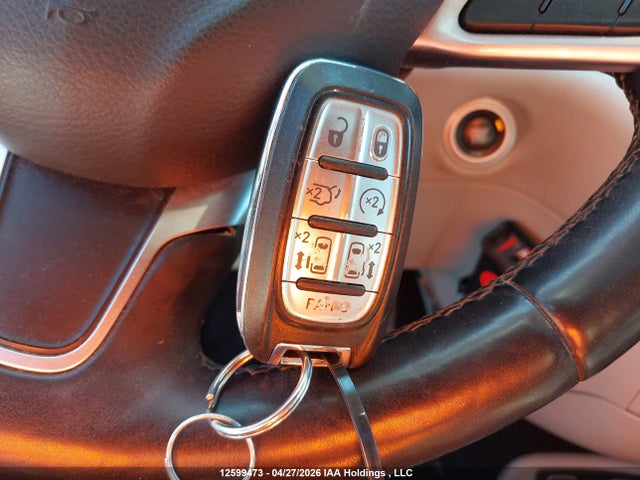 Продажа на аукционе авто 2017 Chrysler Pacifica Touring-l, vin: 2C4RC1EGXHR756589, номер лота: 12599473
